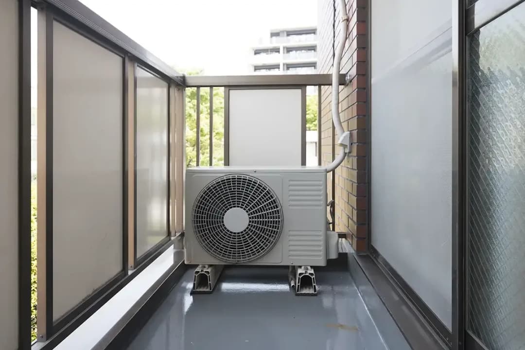 Klimatyzacja na balkonie: Jak ukryć jednostkę zewnętrzną?