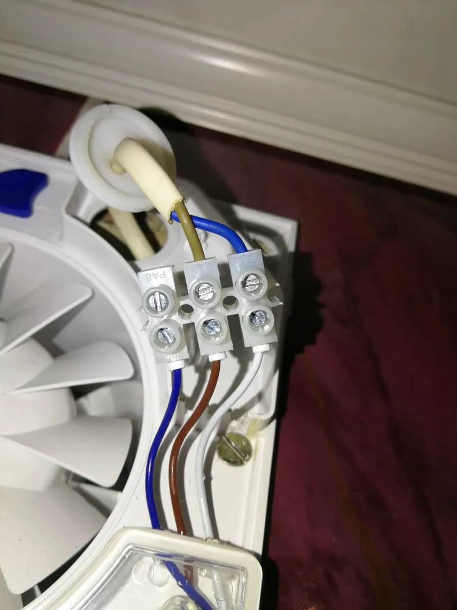 Prosty montaż wentylatora łazienkowego bez błędów i niebezpieczeństwa krok po kroku