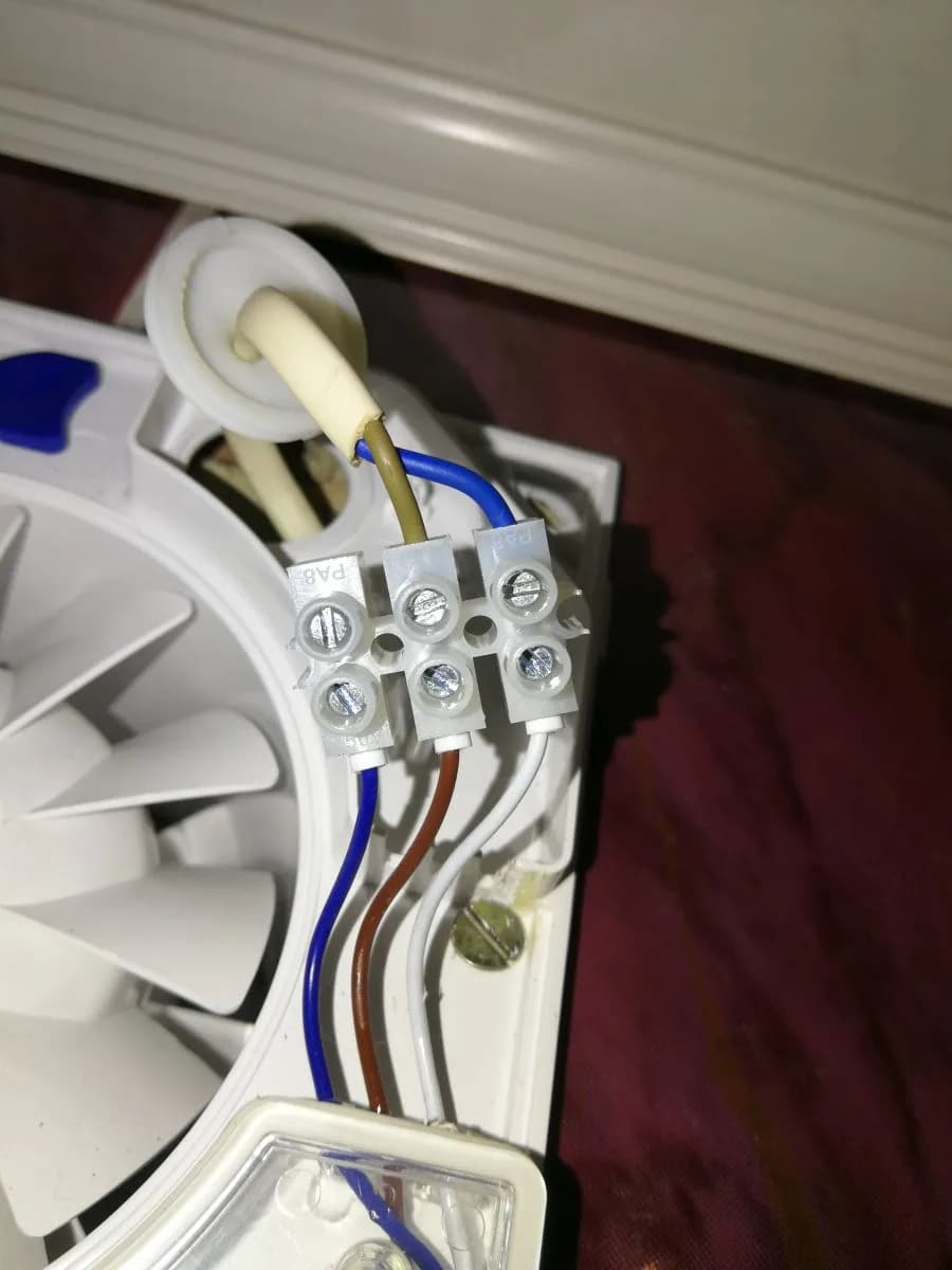 Prosty montaż wentylatora łazienkowego bez błędów i niebezpieczeństwa krok po kroku