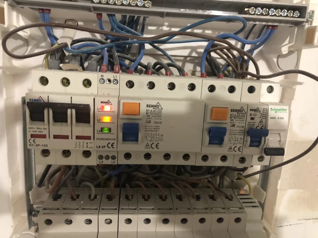 Jaki bezpiecznik do klimatyzacji 3,5 kW? Poradnik montażu