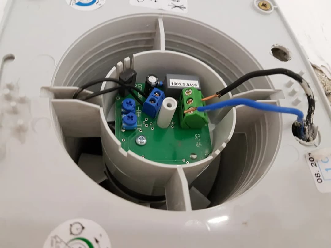 Prosty montaż wentylatora łazienkowego z czujnikiem wilgoci krok po kroku