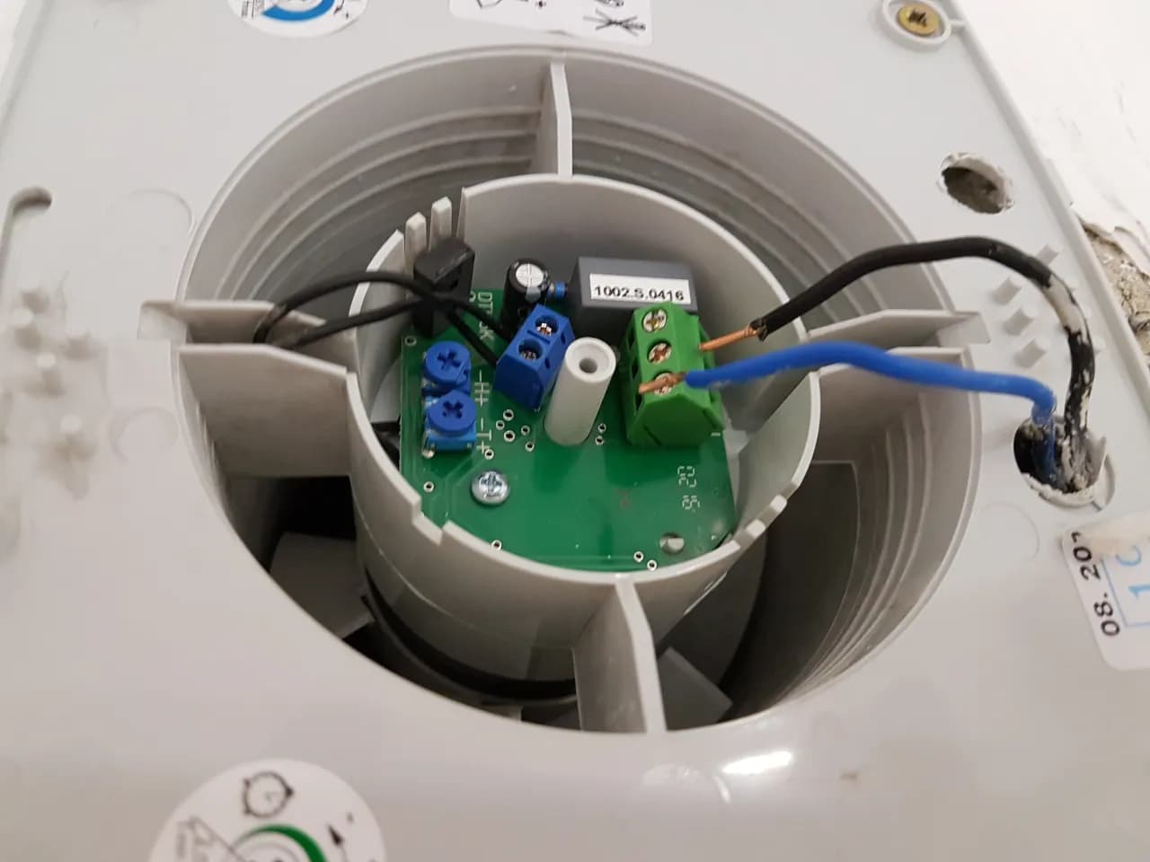 Prosty montaż wentylatora łazienkowego z czujnikiem wilgoci krok po kroku